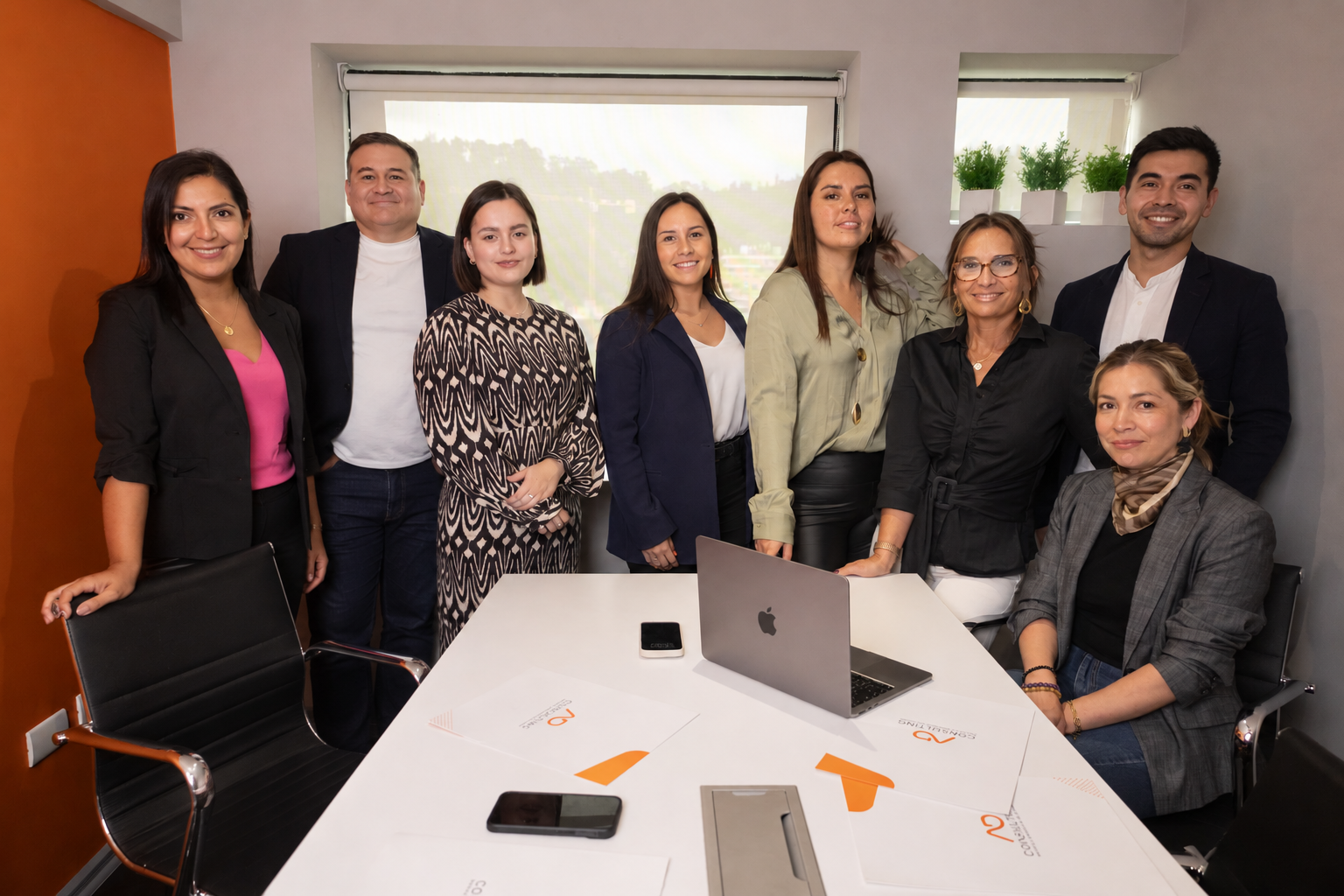 Equipo AD Consulting reunido en su oficina